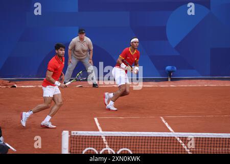 30 juillet 2024, Paris, France - Jeux Olympiques de Paris : Tennis : doubles masculins : Carlos Alcaraz et Rafael Nadal, espagnols, en action contre talon Griekspoor et Wesley Koolhoff, néerlandais, à Roland Garros, lors des Jeux Olympiques de 2024 à Paris. Banque D'Images