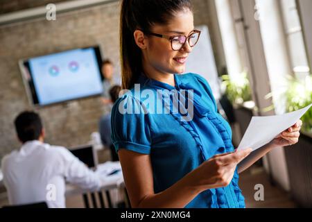 Démarrage de l'entreprise, souriant femmes leader présentant la nouvelle entreprise en confiance et le succès Banque D'Images