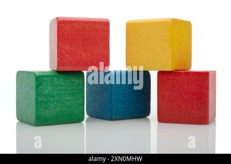 Petits blocs de construction colorés pour enfants. Jouet éducatif pour jeunes enfants. Cubes en bois pour un apprentissage créatif. Banque D'Images