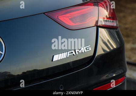 Gaziveren, Chypre -07.23.2024 Mercedes-Benz AMG Silver SLS chromé logo AMG emblème gros plan tir sélectif. Banque D'Images