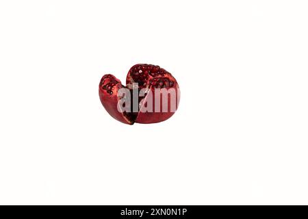 Fruit de grenade mûr sur un fond blanc. Banque D'Images
