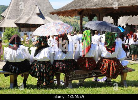 Barsana, un monastère orthodoxe actif avec de nombreux bâtiments pittoresques tous en bois, à Maramures, au nord de la Roumanie. Banque D'Images