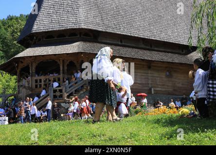 Barsana, un monastère orthodoxe actif avec de nombreux bâtiments pittoresques tous en bois, à Maramures, au nord de la Roumanie. Banque D'Images