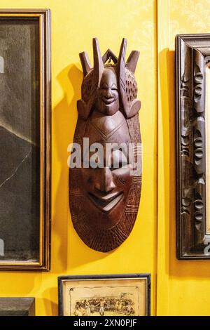 Masque africain accroché au mur au New Orleans Historic Voodoo Museum, New Orleans, Louisiane, États-Unis Banque D'Images