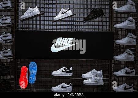 Finestrat, Espagne -29 juillet 2024 : de nouvelles baskets Nike sont exposées dans le magasin d'articles de sport. Nike est une marque de sport leader dans le monde Banque D'Images