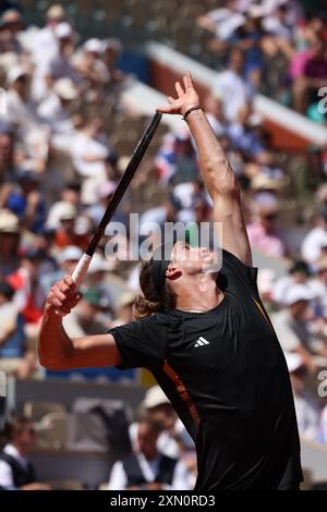 Paris, France. 30 juillet 2024. Jeux olympiques de Paris : Tennis : hommes : Alexander Zverev d'Allemagne en action contre Tomas Machac de République tchèque à Roland Garros lors des Jeux olympiques de Paris 2024. Crédit : Adam Stoltman/Alamy Live News Banque D'Images