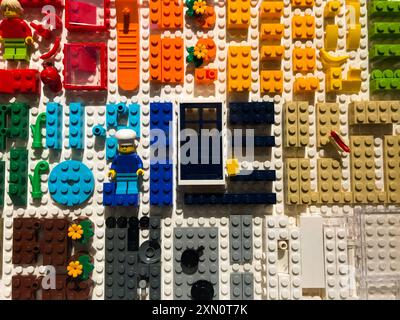 Moscou, Russie, novembre 2020 : blocs et figurines LEGO sont disposés dans un arc-en-ciel, spectre de couleurs. Collaboration entre LEGO et IKEA. Banque D'Images