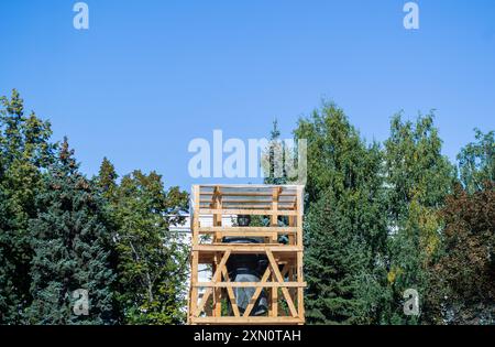 Moscou, Russie, août 2019 : monument à l'écrivain soviétique dans un échafaudage en bois pendant la reconstruction. Sur fond d'arbres verts et de ciel bleu Banque D'Images