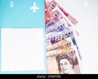 Moscou, Russie, février 2020 : une pile de dix, vingt et cinquante livres de notes dans un dossier bleu avec signe d'avion. Concept de voyages au Royaume-Uni. Copier l'espace. Banque D'Images