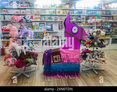 Moscou, Russie, septembre 2019 : Département des jeux et jouets pour enfants en magasin : étagères avec boîtes lumineuses et peluches. Décor lama penata rose géant Banque D'Images