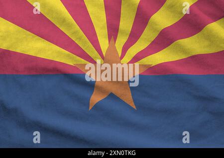 Arizaona drapeau de l'État américain représenté sur le tissu ondulé plié de vieux tissu en gros plan Banque D'Images
