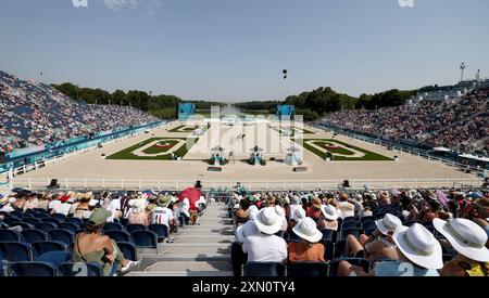 Versailles, France. 30 juillet 2024. Les spectateurs regardent le grand prix de dressage jour 1 des matchs équestres aux Jeux Olympiques de Paris 2024 à Versailles, France, le 30 juillet 2024. Crédit : Li Ying/Xinhua/Alamy Live News Banque D'Images