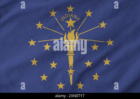 Drapeau de l'État américain de l'Indiana représenté sur un tissu ondulé plié de vieux tissus en gros plan Banque D'Images
