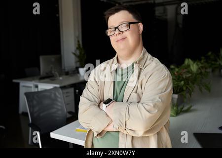 Un homme atteint du syndrome de Down se tient confiant dans un bureau. Banque D'Images
