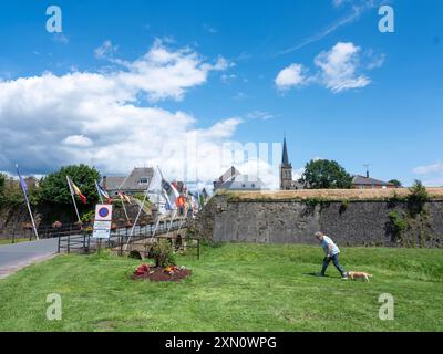 rocroi, frnce, 3 juillet 2024 : dans le nord de Champagne Ardennes se trouvent les vieux murs de pierre de la forteresse Rocroi dans le nord de la France sous l'été bleu Banque D'Images