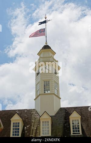 Bâtiment colonial de Williamsburg en Virginie. Un musée vivant. Histoire préservée. Tour de l'horloge au sommet du Capitole. Banque D'Images