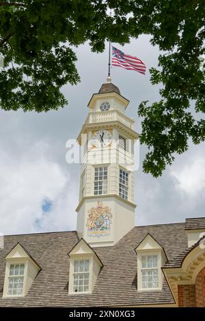 Bâtiment colonial de Williamsburg en Virginie. Un musée vivant. Histoire préservée. Tour de l'horloge au sommet du Capitole. Banque D'Images