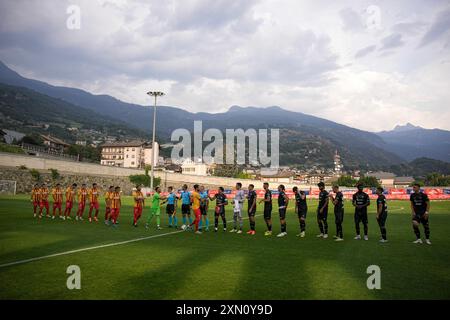 Saint Vincent, Italie. 30 juillet 2024. Alignez-vous avant le match de pré-saison entre Cagliagli et Catanzaro au Stadio Perucca à Saint-Vincent, au nord-ouest de l'Italie - mardi 30 juillet 2024. Sport - Soccer . (Photo de Marco Alpozzi/Lapresse) crédit : LaPresse/Alamy Live News Banque D'Images