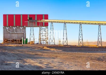 Bande transporteuse et usine de traitement des minéraux dans une mine de cuivre à ciel ouvert au Chili. Banque D'Images