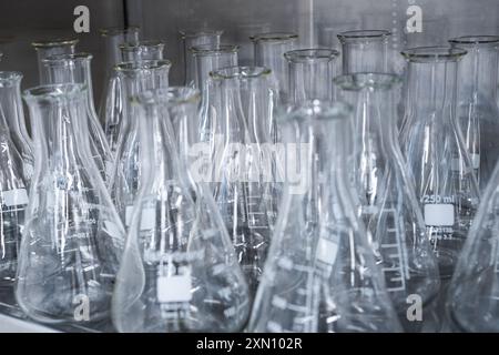 Flacons Erlenmeyer en verre sur l'étagère prêts pour l'analyse chimique. Banque D'Images