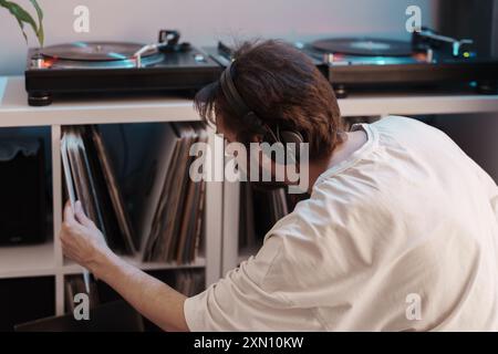 Passionné de musique choisissant des disques vinyles avec platine Banque D'Images