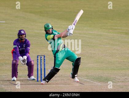 James Coles des Southern Braves bat pendant le match des cent hommes à Headingly, Leeds. Date de la photo : mardi 30 juillet 2024. Banque D'Images