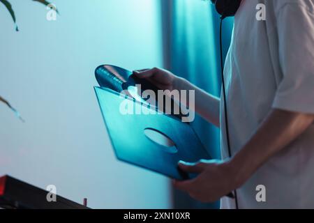 dj professionnel inspecte le disque vinyle avant le set Banque D'Images