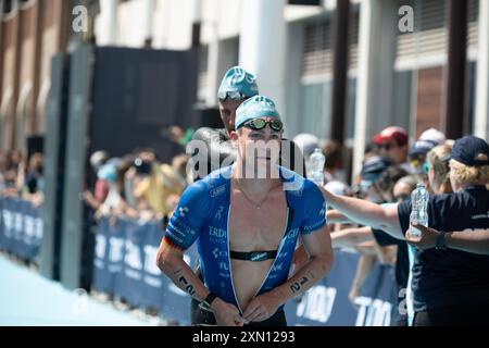 Londres, Royal Victoria Docks, Royaume-Uni. 28 juillet 2024. Frederic Funk, Allemagne. Le T100 Triathlon World Tour est reconnu par World Triathlon comme le circuit officiel du Championnat du monde de triathlon longue distance. Le London T100 Triathlon est la quatrième étape du nouveau T100 Triathlon World Tour à 8 étapes. Le T100 Triathlon World Tour est le nouveau nom du PTO Tour et a été désigné par World Triathlon comme le « Championnat du monde officiel de triathlon longue distance ». Il s’agit d’un calendrier de huit courses T100 en 2024 qui seront disputées sur 100 km (2 km de natation, 80 km de vélo et 18 km de course) et F. Banque D'Images