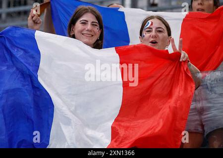 Saint Denis. 30 juillet 2024. Les spectateurs encouragent l'équipe de France lors du match de water-polo de la ronde préliminaire masculine du groupe B entre la France et le Japon aux Jeux Olympiques de Paris 2024 à Saint-Denis, France, le 30 juillet 2024. Crédit : Zhang Yuwei/Xinhua/Alamy Live News Banque D'Images