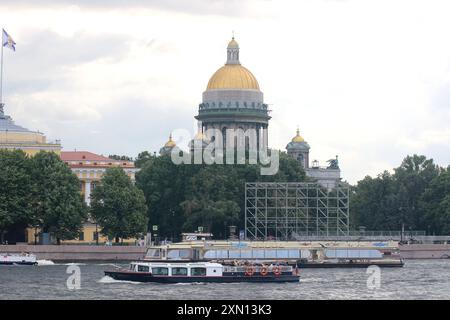 Saint-Pétersbourg, Russie. 30 juillet 2024. Des bateaux à moteur avec passagers naviguent le long de la rivière Neva à Saint-Pétersbourg, en Russie, devant la cathédrale d'Isaac. (Crédit image : © Maksim Konstantinov/SOPA images via ZUMA Press Wire) USAGE ÉDITORIAL SEULEMENT! Non destiné à UN USAGE commercial ! Banque D'Images