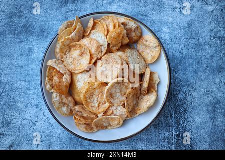 Brun des chips de riz avec des épices et du sel dans un bol. Banque D'Images