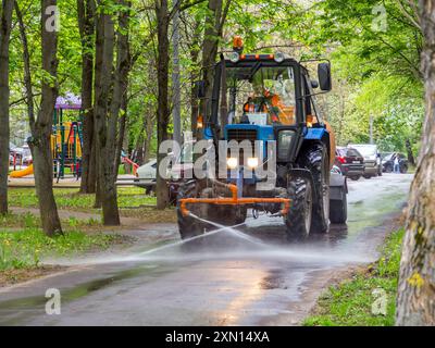 Moscou, Russie - 12 mai 2023 : lavage des routes dans la cour par les services municipaux, Moscou Banque D'Images