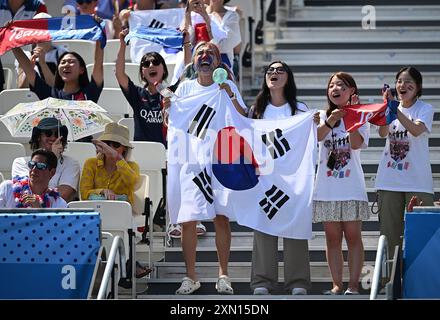 Paris, France. 30 juillet 2024. Les spectateurs encouragent la Corée du Sud sur le site des épreuves de tir à l'arc aux Jeux Olympiques de Paris 2024 à Paris, France, le 30 juillet 2024. Crédit : HE Canling/Xinhua/Alamy Live News Banque D'Images