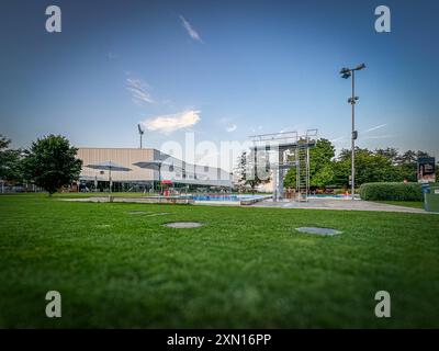 Lidl Sportpark Bergholz, Wil, composé Gallen, Schweiz. Vielseitige Freizeitanlage mit Hallenbad, Freibädern, Wellness-Oase, Eishalle, Fußballstadion skatepark, Boulderanlage, Fußballplätzen, Kinderspielplatz. Ganzjährig geöffnet. Minergie-zertifiziert, nutzt Abwärme der Eishalle zur Beheizung des Freibads. *** Lidl Sportpark Bergholz, Wil, St Gall, Suisse installation de loisirs polyvalente avec piscine intérieure, piscines extérieures, oasis de bien-être, patinoire, stade de football, skate Park, zone de bloc, terrains de football, aire de jeux pour enfants ouvert toute l'année certifié Minergie, utilise la chaleur résiduelle de la glace R Banque D'Images