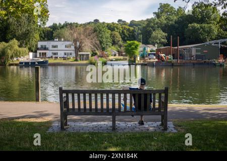 Londres, Royaume-Uni. 30 juillet 2024. Un homme profite du soleil alors que le Royaume-Uni va connaître une canicule cette semaine, avec des températures qui devraient atteindre jusqu'à 32 degrés Celsius aujourd'hui. L'Agence britannique de sécurité sanitaire (UKHSA) a émis un avertissement de chaleur jaune dans toutes les régions du pays, à l'exception du Nord-est et du Nord-Ouest. (Photo de Christopher Walls/SOPA images/SIPA USA) crédit : SIPA USA/Alamy Live News Banque D'Images