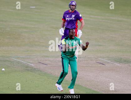 Jofra Archer des Southern Braves prend le guichet de Matthew Short des Northern Superchargers lors du match des cent hommes à Headingly, Leeds. Date de la photo : mardi 30 juillet 2024. Banque D'Images