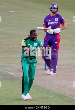 Jofra Archer des Southern Braves prend le guichet de Matthew Short des Northern Superchargers lors du match des cent hommes à Headingly, Leeds. Date de la photo : mardi 30 juillet 2024. Banque D'Images