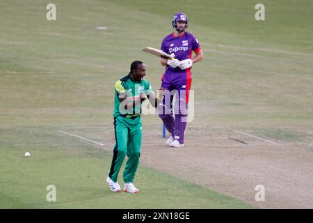 Jofra Archer des Southern Braves prend le guichet de Matthew Short des Northern Superchargers lors du match des cent hommes à Headingly, Leeds. Date de la photo : mardi 30 juillet 2024. Banque D'Images