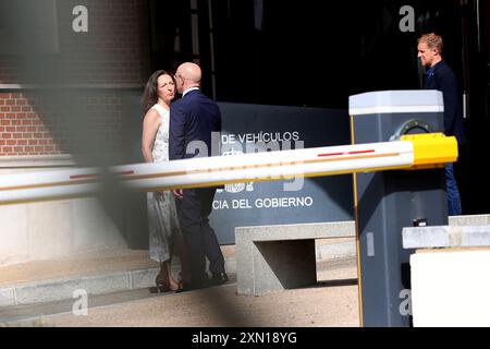 Madrid, Royaume d'Espagne: 07.30.2024.- Jorge Buxadé député européen du parti d'extrême droite Vox à côté du camion du groupe 'Hazte OIR' lié à la juste droite mexicaine 'Yunque' et à la presse lors de la déclaration du président espagnol Pedro Sanchez qui répondent aux deux seules questions du juge d'instruction de l'enquête contre sa femme, Begoña Gómez. Dans le premier d'entre eux, le juge a interrogé le président sur son lien avec l'enquête, quelque chose que Sánchez a confirmé, ratifiant que c'est sa femme. Dans la deuxième question, le juge Juan Carlos Peinado voulait savoir s'il s'en prévalait Banque D'Images