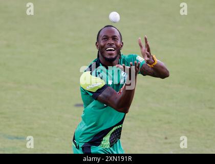 Jofra Archer des Southern Braves en action lors du match des cent hommes à Headingly, Leeds. Date de la photo : mardi 30 juillet 2024. Banque D'Images