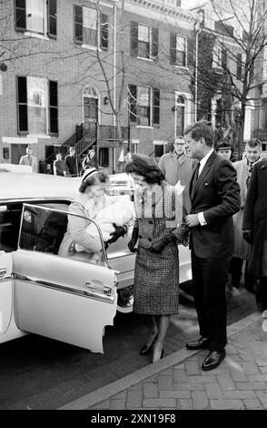 Le président élu John Kennedy avec sa femme Jacqueline Kennedy alors qu'ils retournent à leur maison de Georgetown avec leur fils nouveau-né John Kennedy, Jr., l'infirmière Luella Hennessey tenant le bébé, Washington, DC, USA, Marion K. Trikosko, collection de photographies du magazine U.S. News & World Report, 22 décembre 1960 Banque D'Images