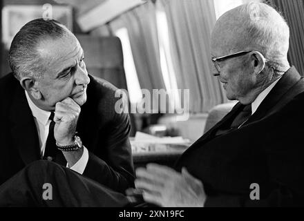 Le président américain Lyndon Johnson rencontre avec l'ancien président américain Dwight Eisenhower à bord d'Air Force One, Andrews Air Force base, Maryland, États-Unis, Yoichi Okamoto, 5 octobre, 1965 Banque D'Images