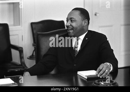 Dr Martin Luther King, Jr. lors d'une réunion sur les droits civils dans la salle du Cabinet, Maison Blanche, Washington, D.C. (États-Unis), Yoichi Okamoto, 18 janvier 1964 Banque D'Images