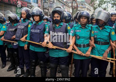 Dhaka, Dhaka, Bangladesh. 30 juillet 2024. La police a érigé des barricades de la main pour bloquer une marche de chant pour les personnes tuées lors des récentes manifestations étudiantes nationales contre les quotas d'emploi du gouvernement à Dacca le 30 juillet 2024. (Crédit image : © Abu Sufian Jewel/ZUMA Press Wire) USAGE ÉDITORIAL SEULEMENT! Non destiné à UN USAGE commercial ! Banque D'Images