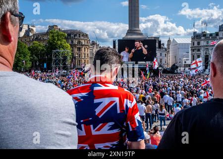 Foule nombreuse à Trafalgar Square Écoutez les discours prononcés par Tommy Robinson, activiste de l'aile droite, lors du rassemblement « Uniting the Kingdom », Londres, Royaume-Uni. Banque D'Images