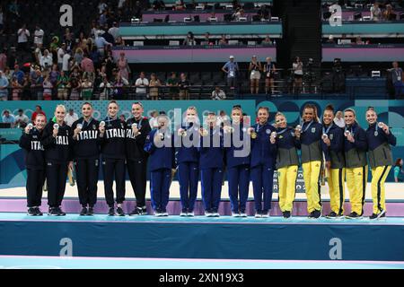 PARIS, FRANCE. 30 juillet 2024. Médaillées d’argent équipe Italie, médaillées d’or équipe États-Unis et médaillées de bronze équipe Brésil posent sur le podium après la finale par équipe féminine le quatrième jour des Jeux Olympiques de Paris 2024 à Bercy Arena, Paris, France. Crédit : Craig Mercer/Alamy Live News Banque D'Images