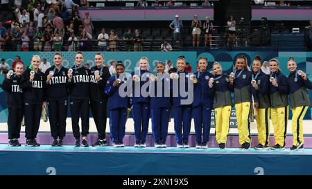 PARIS, FRANCE. 30 juillet 2024. Médaillées d’argent équipe Italie, médaillées d’or équipe États-Unis et médaillées de bronze équipe Brésil posent sur le podium après la finale par équipe féminine le quatrième jour des Jeux Olympiques de Paris 2024 à Bercy Arena, Paris, France. Crédit : Craig Mercer/Alamy Live News Banque D'Images