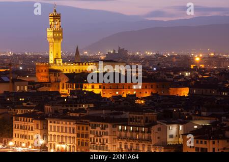 Vue de la tour Arnolfo à travers les toits de la vieille ville de Florence en Italie en Europe Banque D'Images