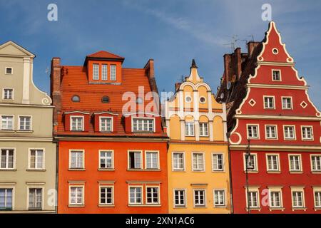 Maisons à pignons colorées sur la place du marché du sel dans la vieille ville de Wroclaw en Pologne en Europe Banque D'Images