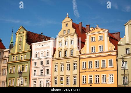 Maisons à pignons colorées sur la place du marché du sel dans la vieille ville de Wroclaw en Pologne en Europe Banque D'Images